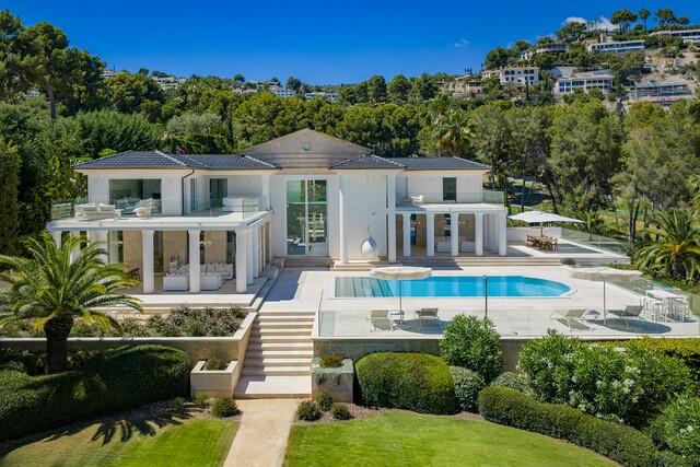 Exclusiva Villa en Primera Línea de Golf con Pista de Tenis en Venta en Son Vida, Mallorca