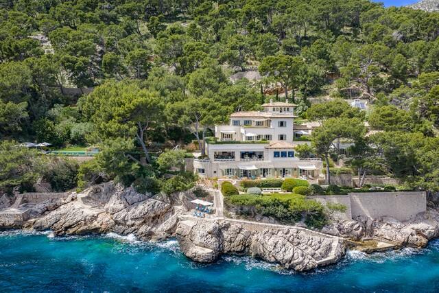 Exclusive frontline estate with direct sea access for sale in Formentor, North Mallorca