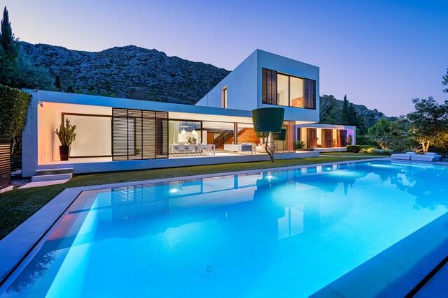 Modern luxury villa with tennis court for sale in Pollensa, North Mallorca